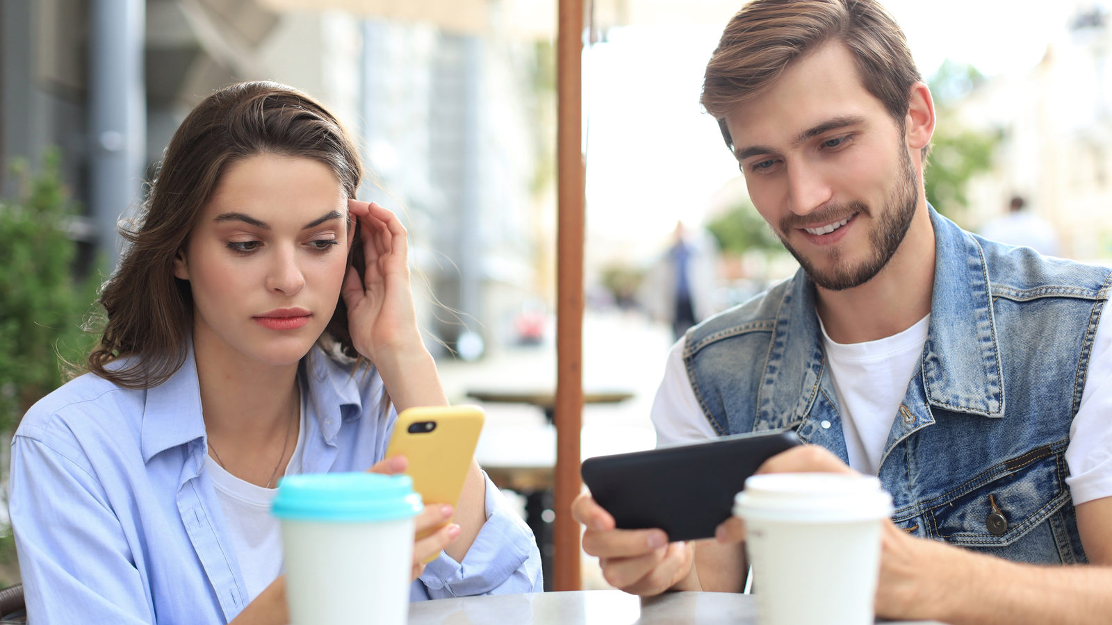 Una pareja consulta dónde comer
